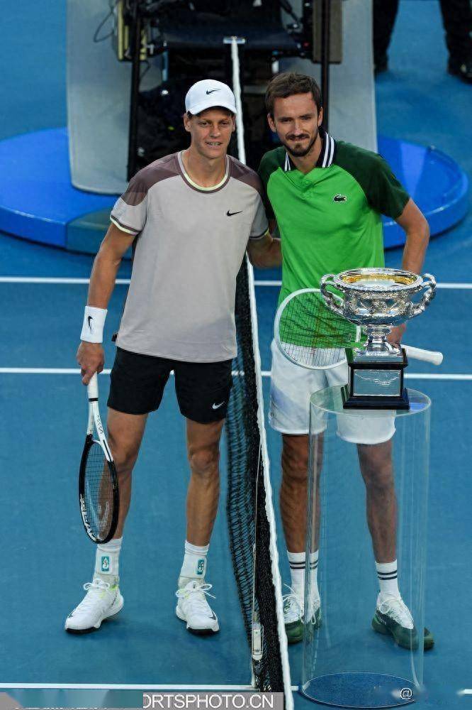 法国网球队碾压澳大利亚网球队，梅德韦杰夫绝境逆转