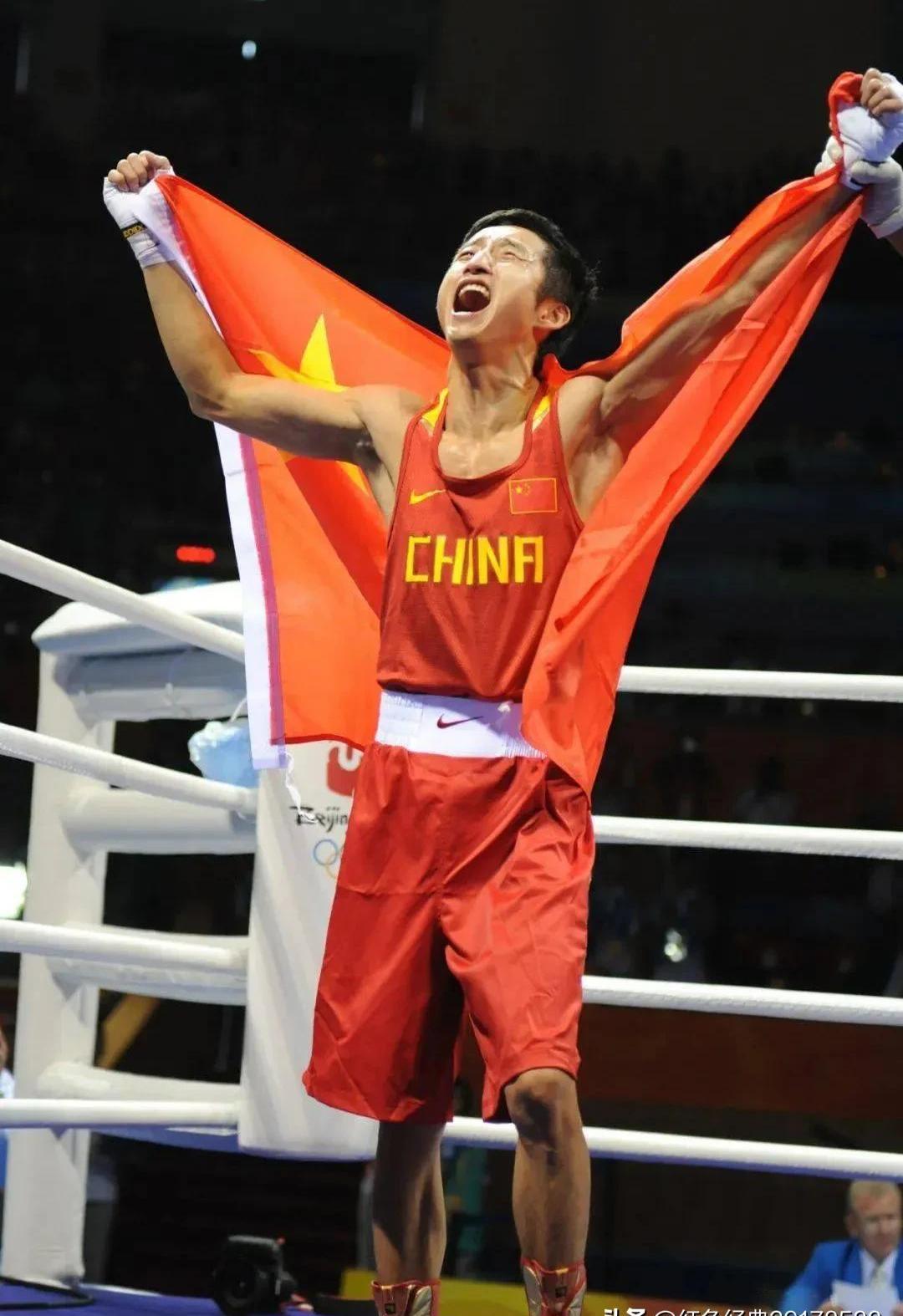 球场上热血澎湃的瞬间定格在镜头下